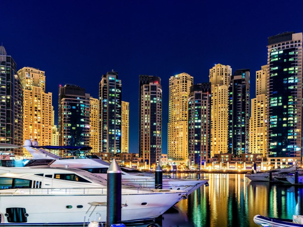 Por la noche en Dubai, puedes pasear por Dubai Marina