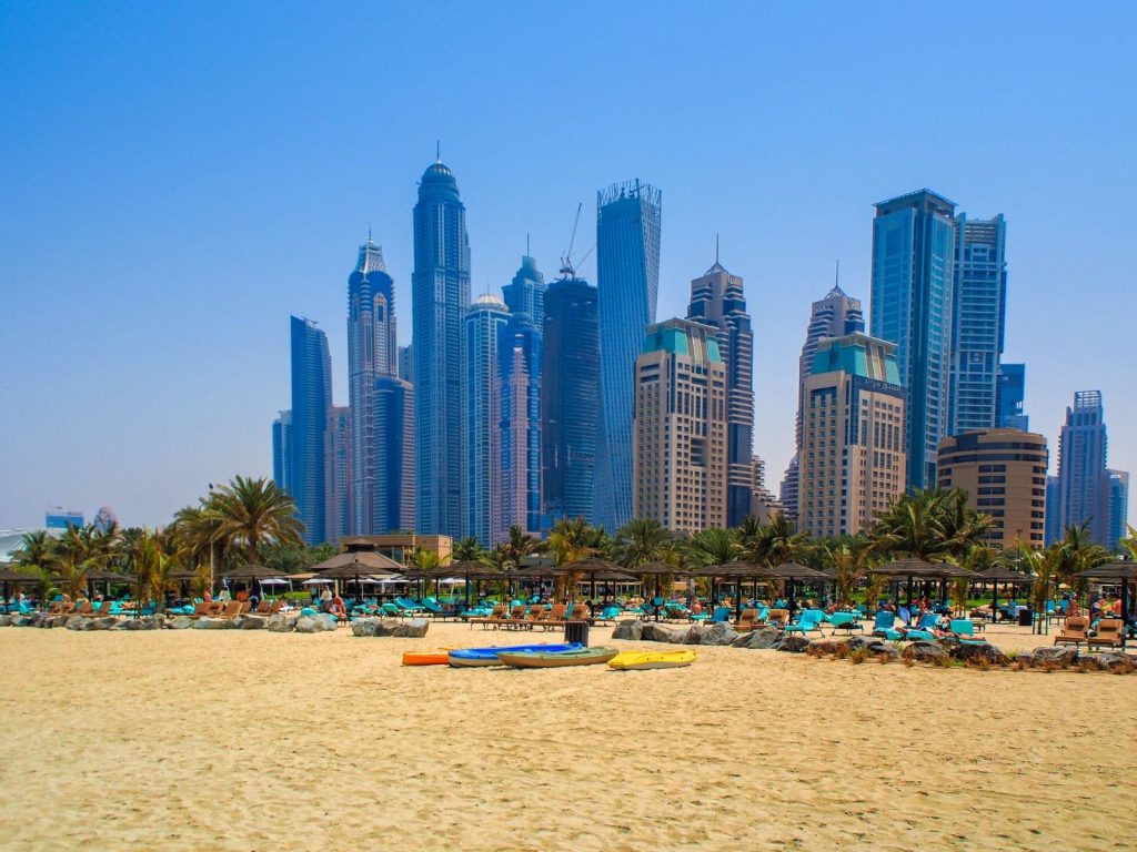 Mar en Dubai en febrero